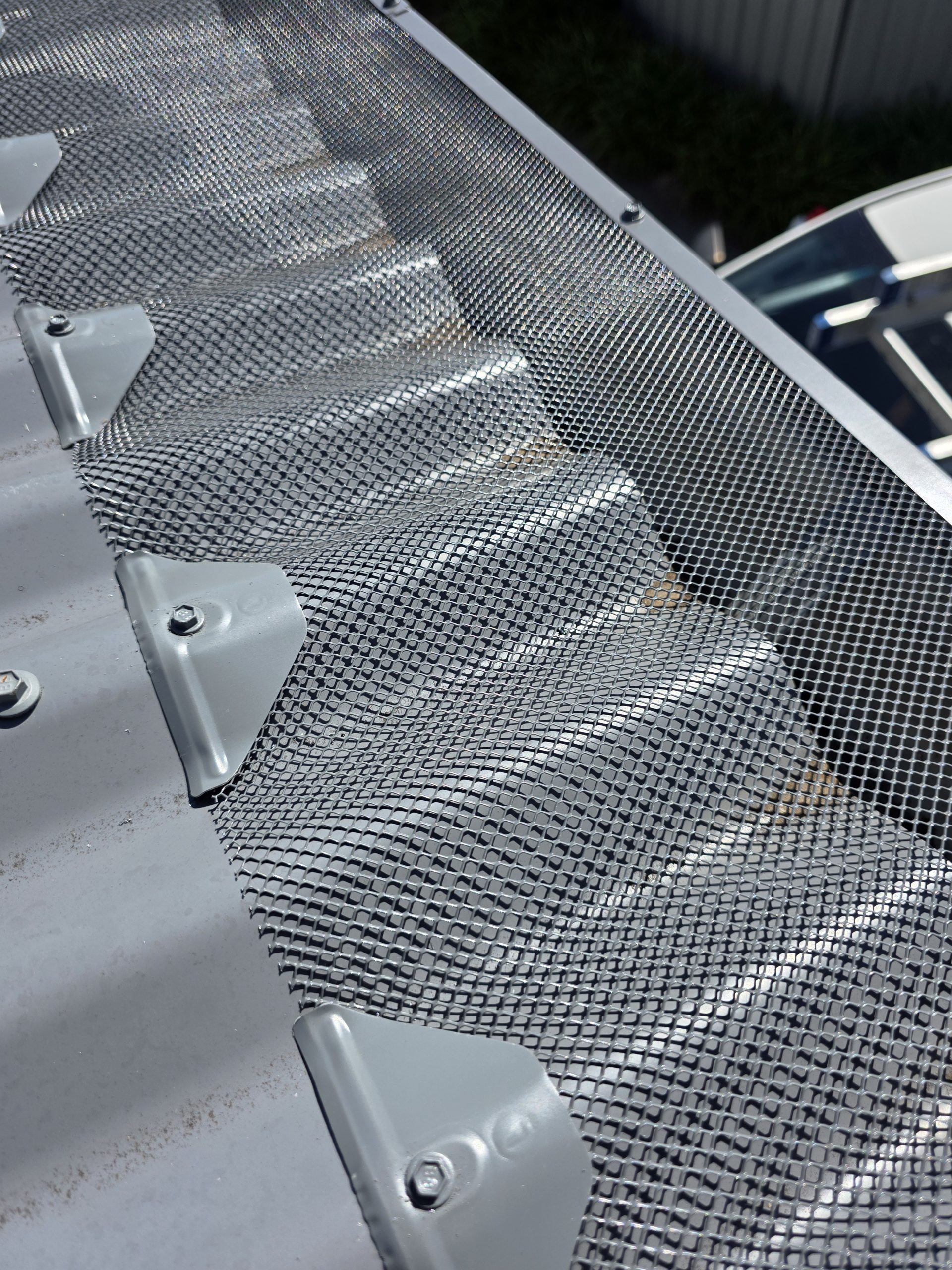Mesh closing the gap at the gutter line