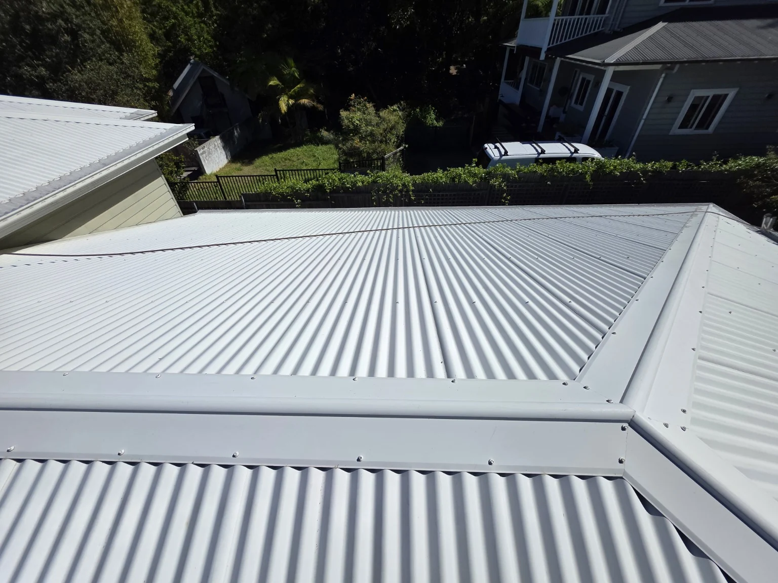 A close view of the cleaned roof sheets and capping after washing